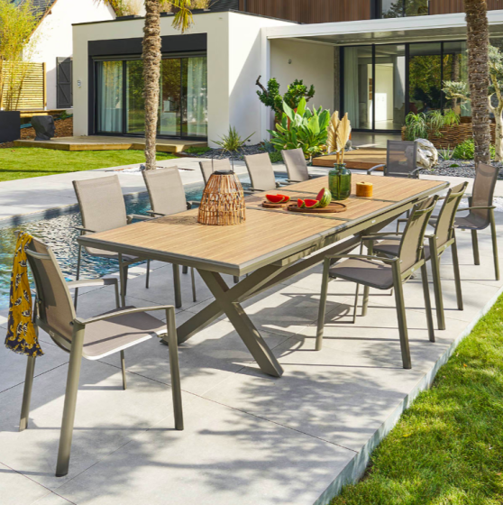 OFFRE SPÉCIALE : Table extensible Axiome Honey / Praline 12 pers + 8 fauteuils Essentia Wenge / praline