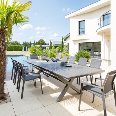 OFFRE SPÉCIALE : Table de jardin extensible Axiome Ardoise granitée 12 pers + 8 Fauteuils Essentia Graphite 